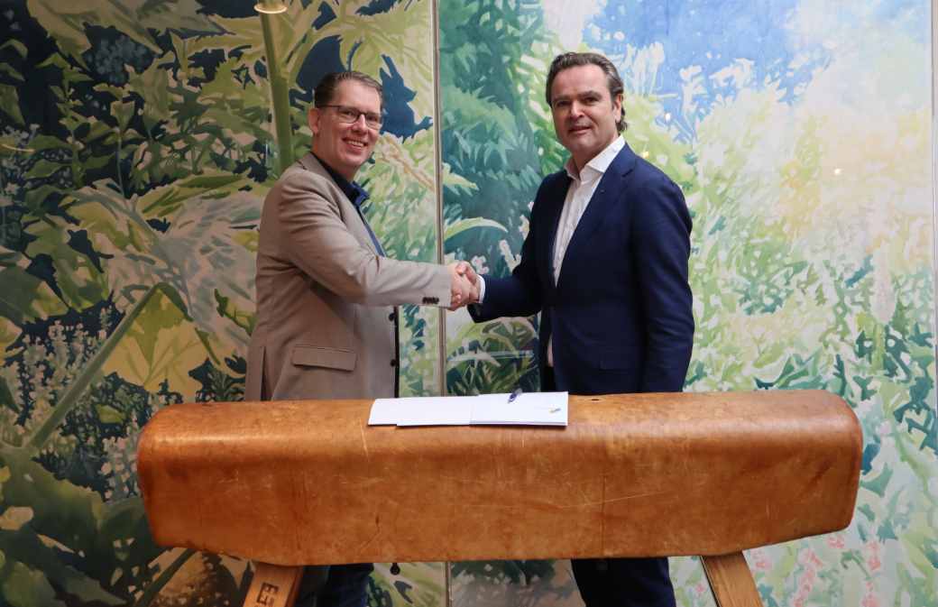 Wethouder Mark Gerritsen (links op de foto) en Albert van der Meulen, algemeen directeur Vebego Facility Solutions, (rechts op de foto) ondertekenen de overeenkomst